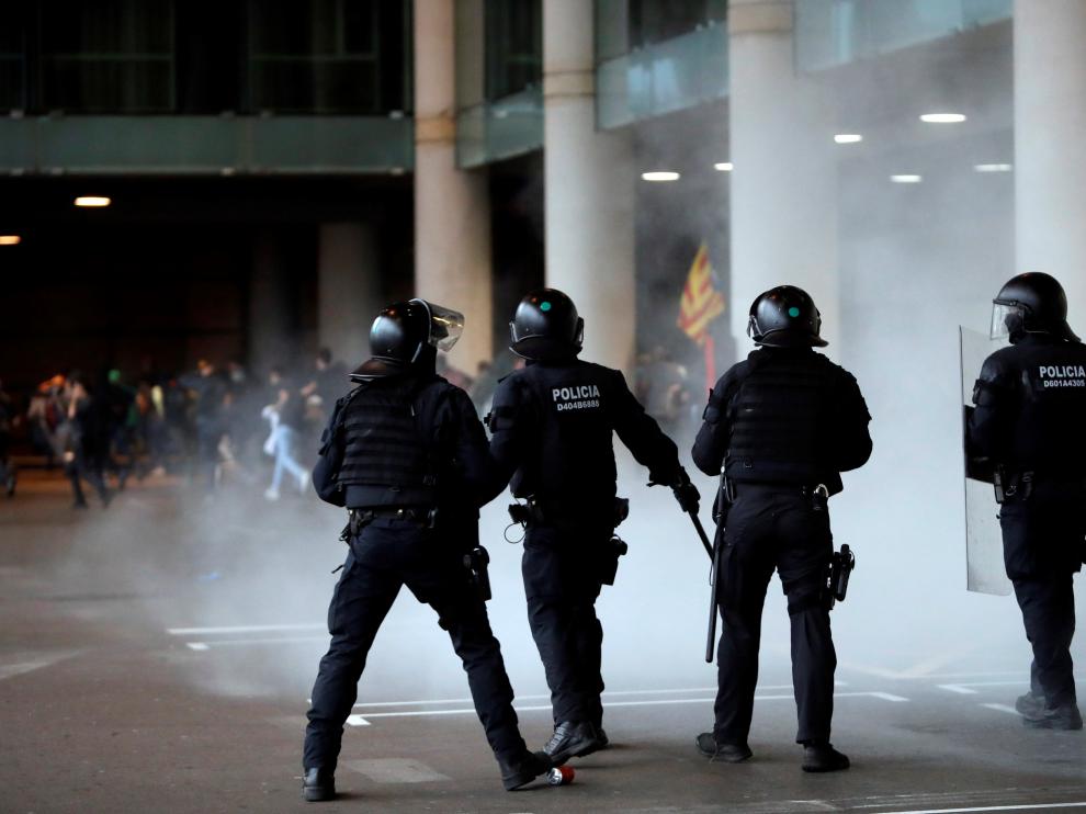 Los incidentes se han producido en el Aeropuerto de Barcelona, donde algunos manifestantes han tratado de sobrepasar las líneas marcadas por Mossos y Policía.