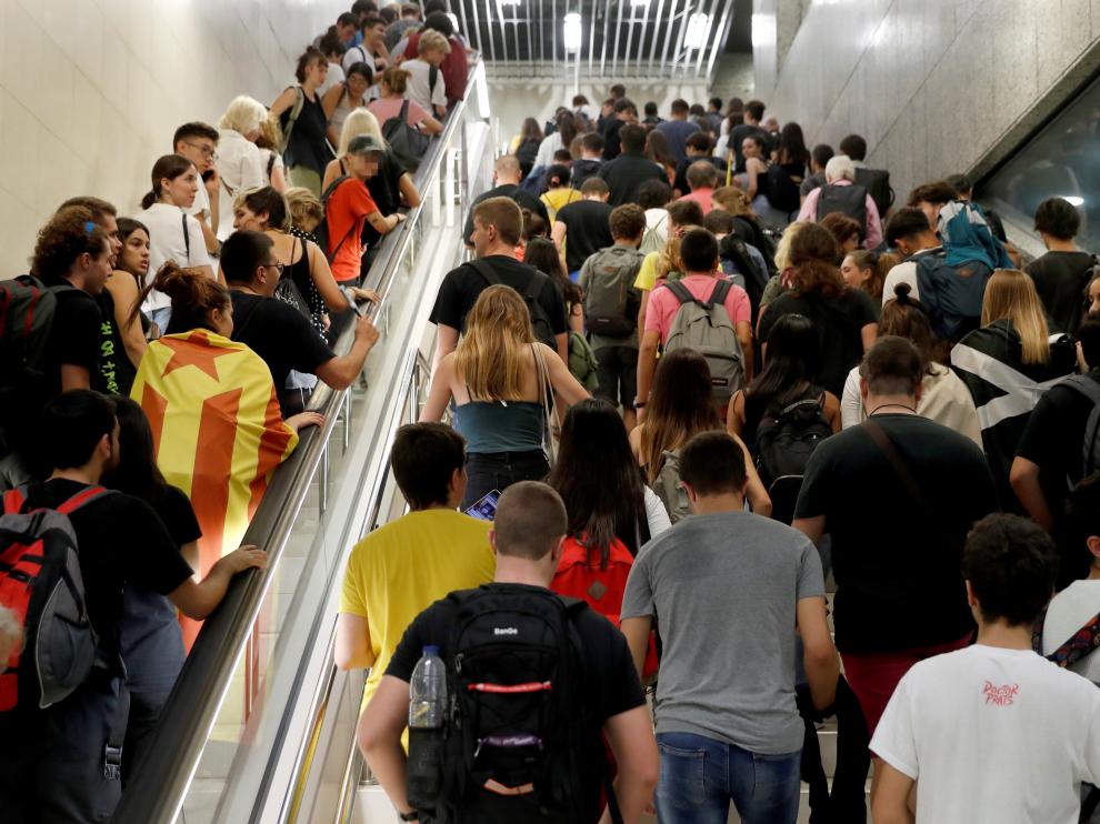 Centenares de personas se dirigen en metro al aeropuerto de Barcelona-El Prat para protestar por la sentencia del 'procés'.