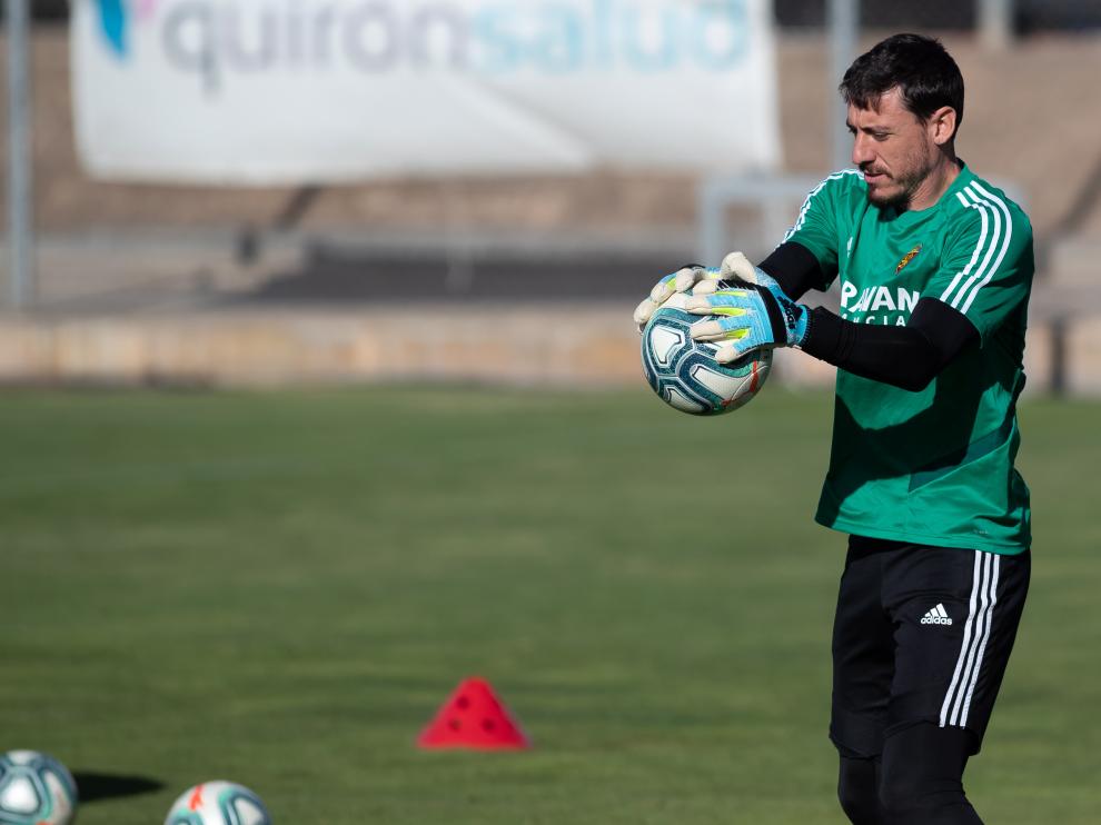 Cristian Álvarez ataja un balón durante un entrenamiento del equipo en la Ciudad Deportiva.