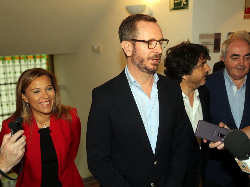 Javier Maroto a su llegada a la Cámara de Comercio con Ana Alós y Mario Garcés.