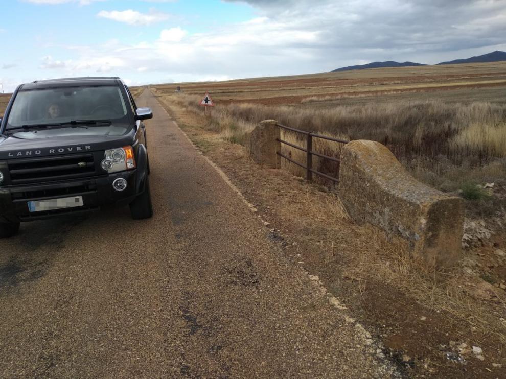 Un coche transita por la carretera autonómica A-2506 a su paso por el kilómetro 38.