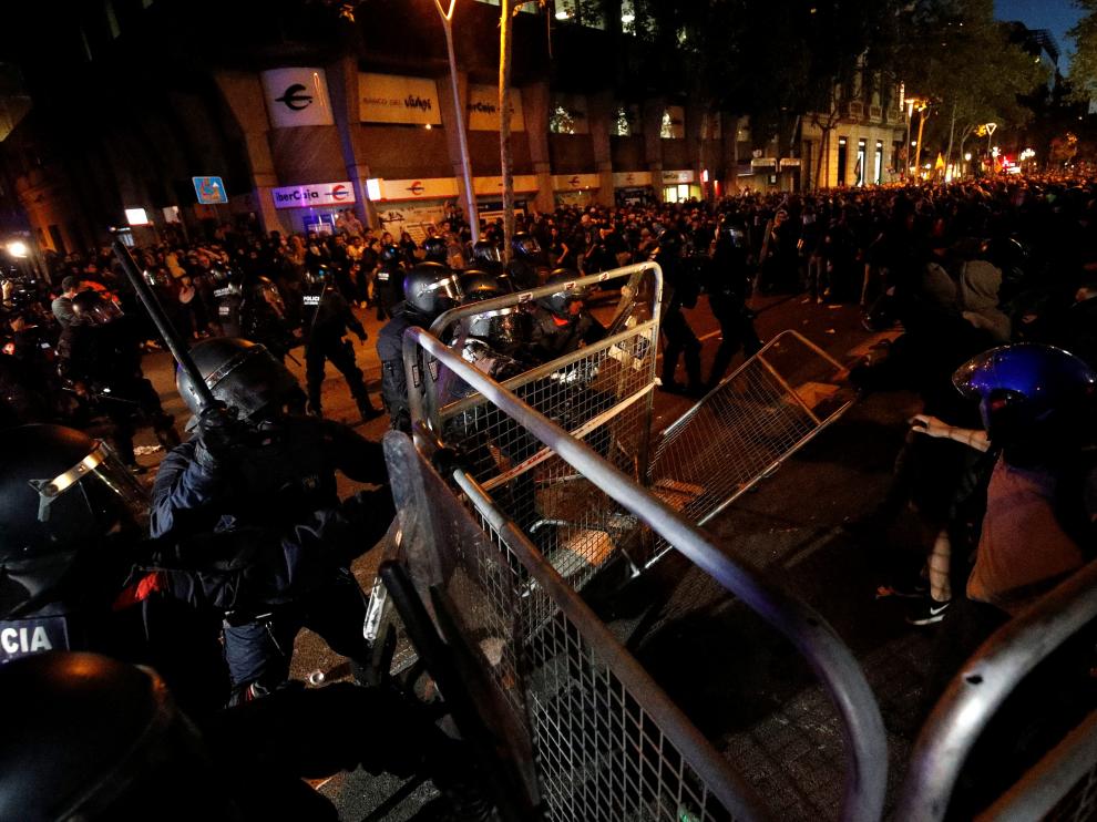 Cargas policiales, este martes, junto a la Delegación de Gobierno en Barcelona.