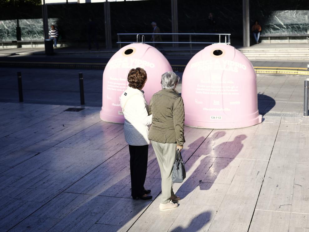 Contenedores rosas contra el cáncer de mama en la plaza de la Seo de Zaragoza.