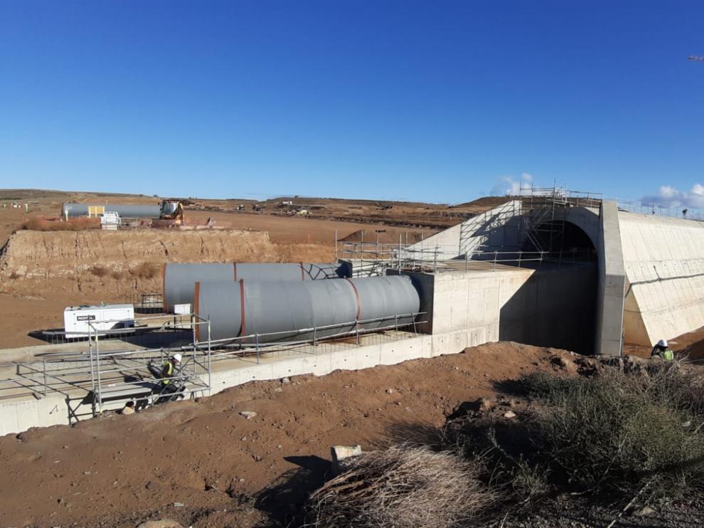 Dique oeste, en cuyo interior se encuentra la galería de acceso a las válvulas.
