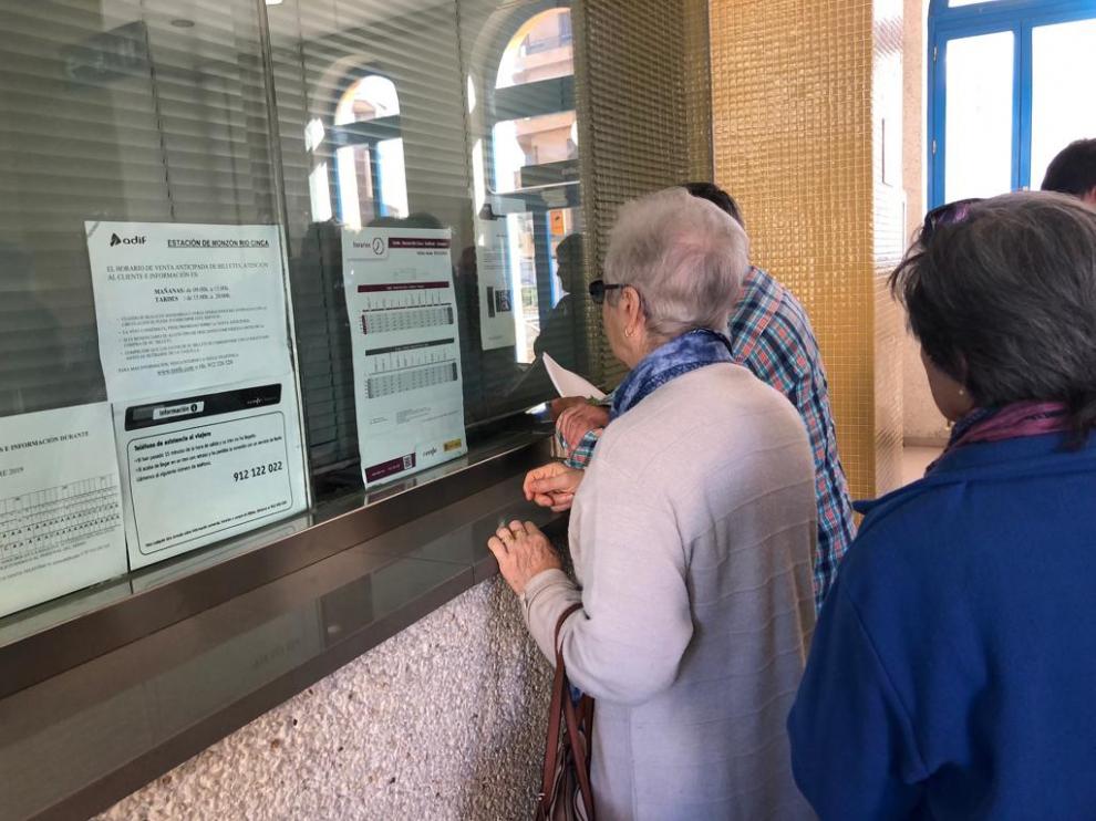 Dos personas fueron a comprar el billete a la estación y encontraron la ventanilla cerrada