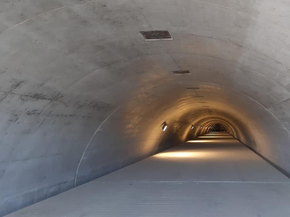 Galería de acceso a la cámara de válculas, en el dique oeste, el más cercano a Almudévar.
