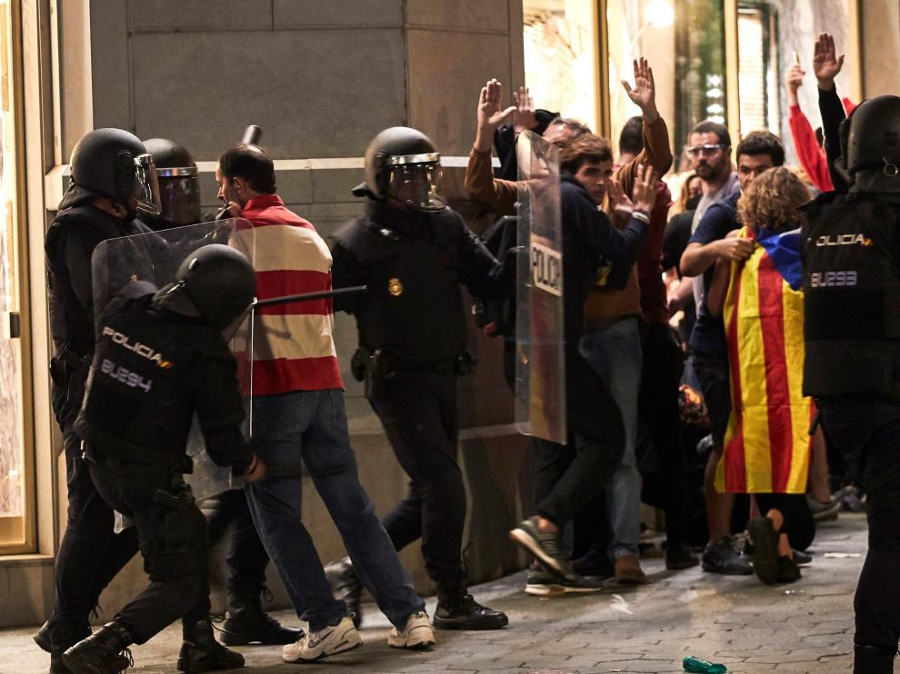 Los Mossos han cargado contra los manifestantes concentrados ante la Delegación de Gobierno.