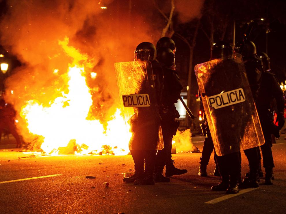 Las protestas se recrudecen en Barcelona con disturbios y cargas policiales