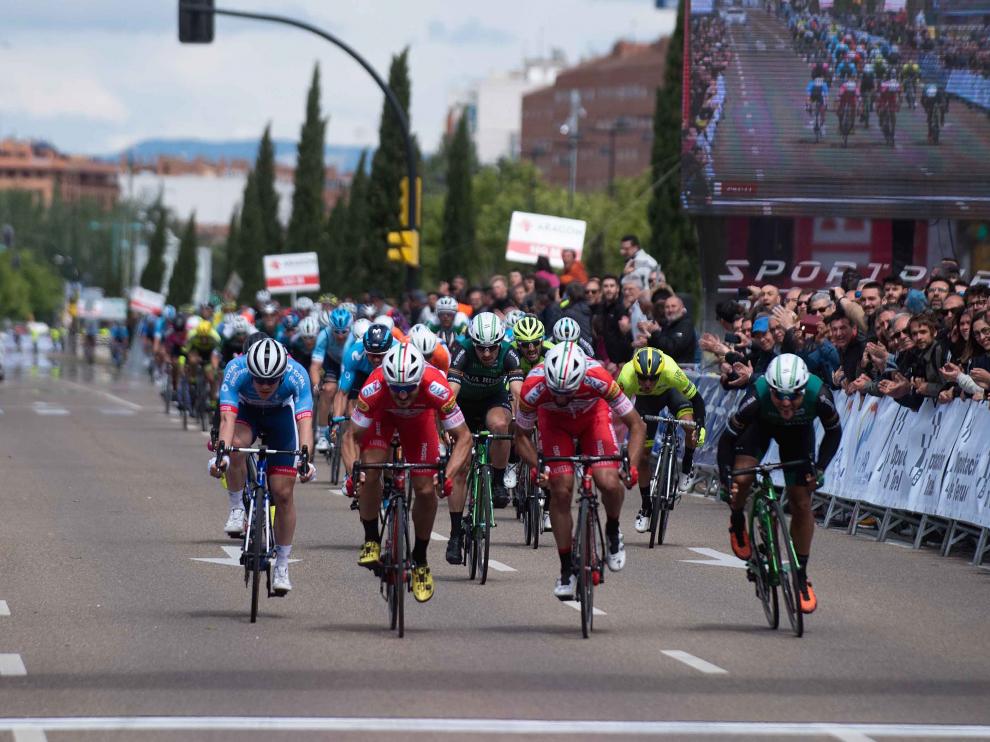 Llegada al esprint de la tercera etapa de la Vuelta Aragón, Huesca-Zaragoza, de 2019