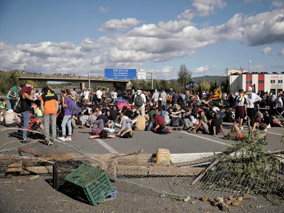 Unos de 500 manifestantes cortan la AP-7