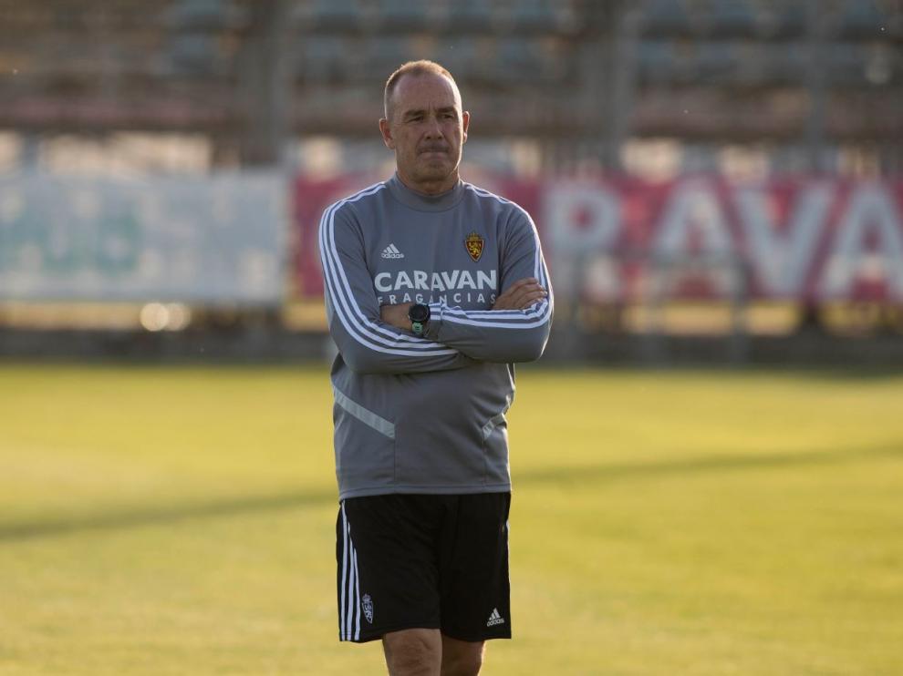 Víctor Fernández, pensativo y solo, en el entrenamiento de este martes por la tarde antes del viaje a Fuenlabrada.