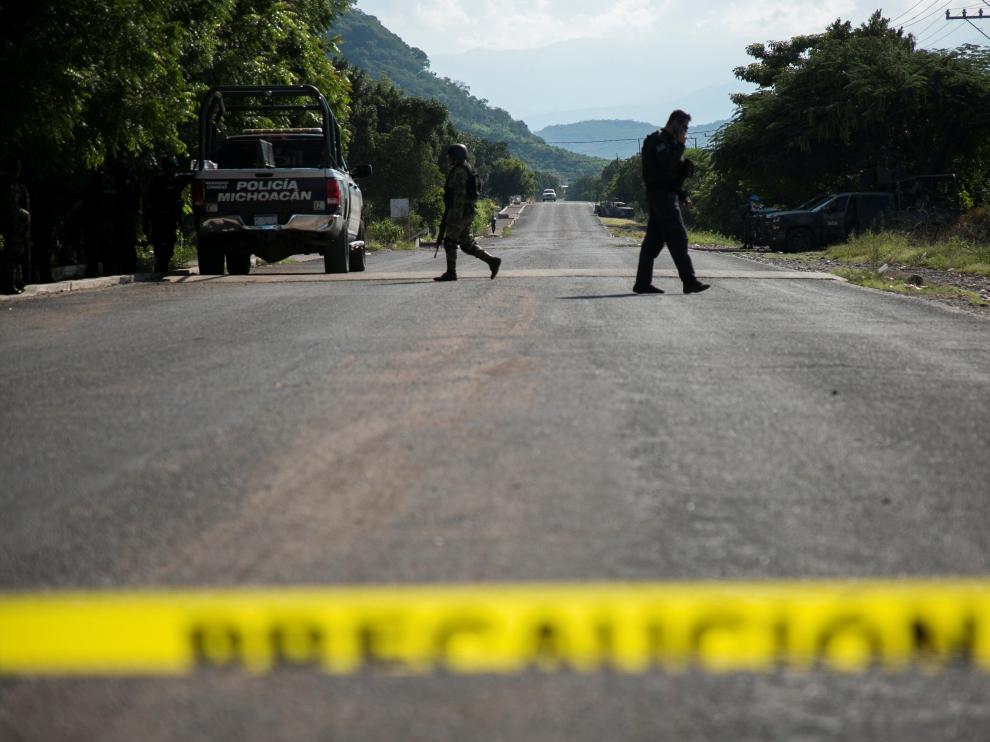 Vista general del operativo de las fuerzas de seguridad tras la emboscada en Michoacán (México).