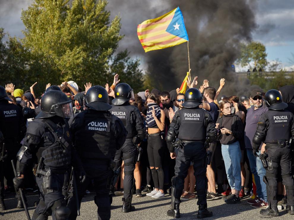 Agentes de la Policía Nacional y los Mossos durante los disturbios en Gerona.