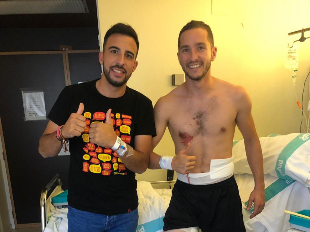 Dani Fernández visita a su compañero en el hospital.