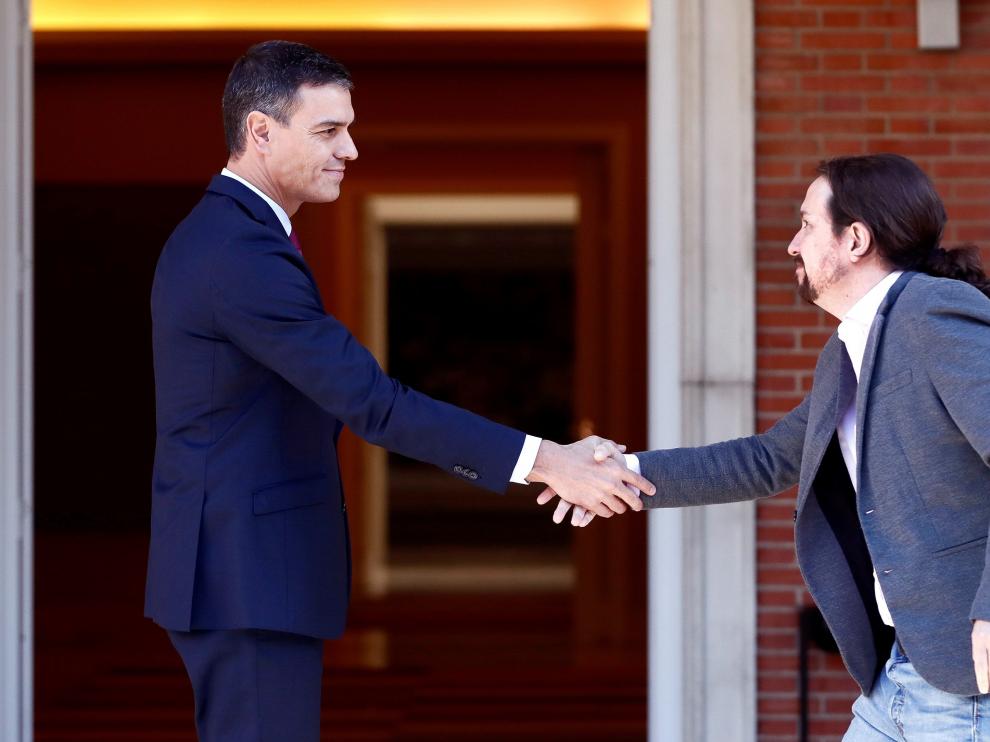 El presidente del Gobierno en funciones, Pedro Sánchez (i), recibe al líder de Unidas Podemos, Pablo Iglesias (d), este miércoles en el Palacio de la Moncloa