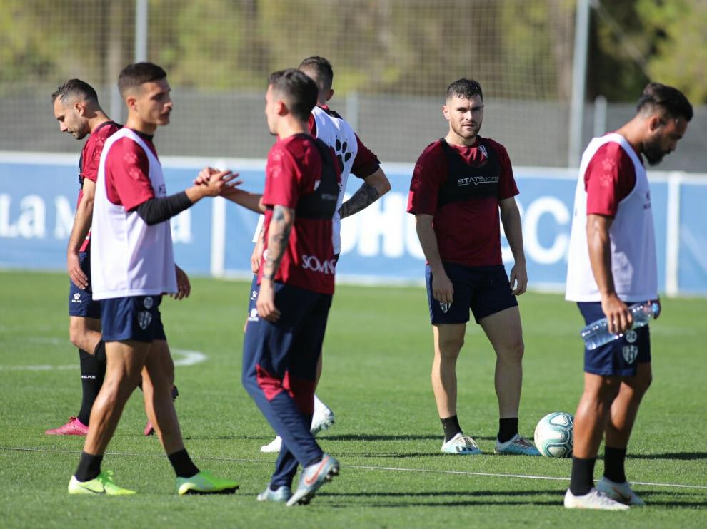 Javi Galán mira al frente durante un entrenamiento.