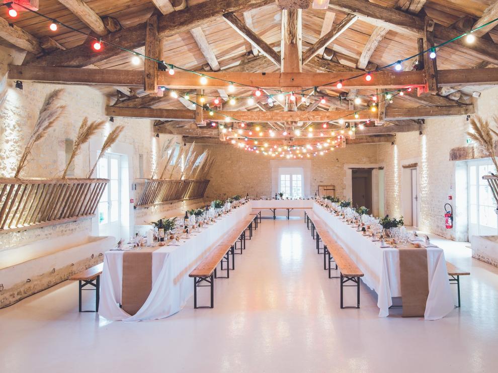 Un salón preparado para el convite de celebración.