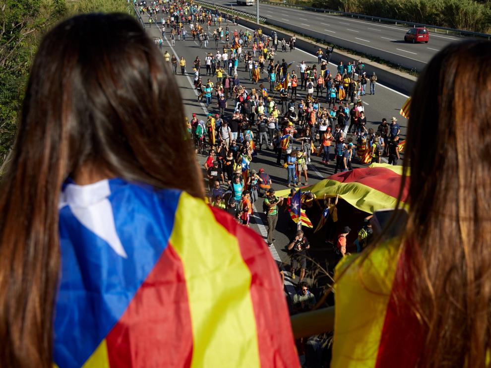Miles de independentistas se han ido sumando a las cinco 'Marchas por libertad' que avanzan desde distintos puntos de Cataluña hacia Barcelona, a donde llegarán este viernes.