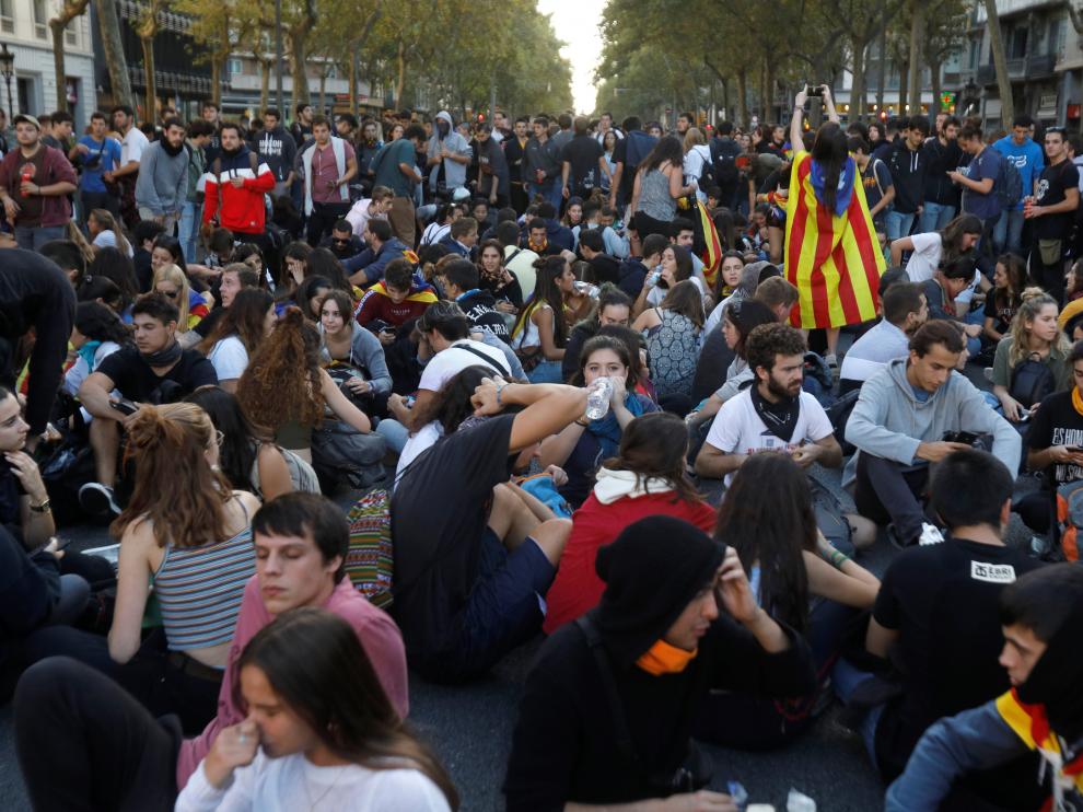 Miles de personas convocadas por los CDR protestan en la Gran Via de Barcelona