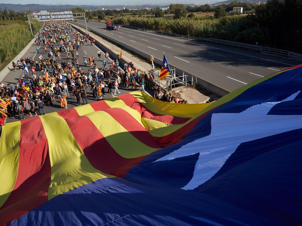 Una de las Marchas por la Libertad avanza por la AP-7 en Gerona.