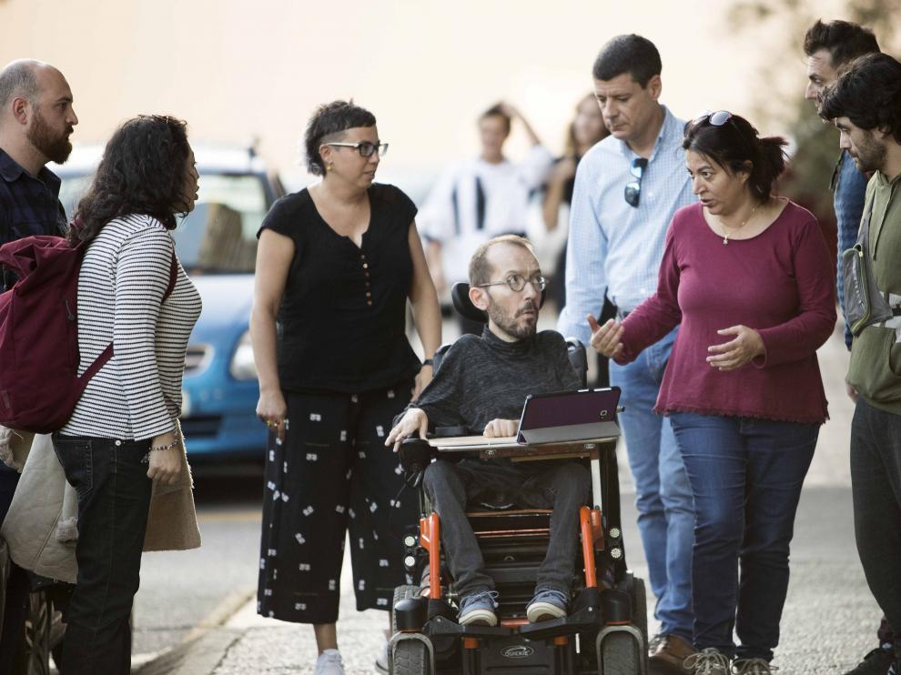 Pablo Echenique, este jueves, a su llegada a sede de Podemos en Zaragoza para reunirse con ‘riders’.