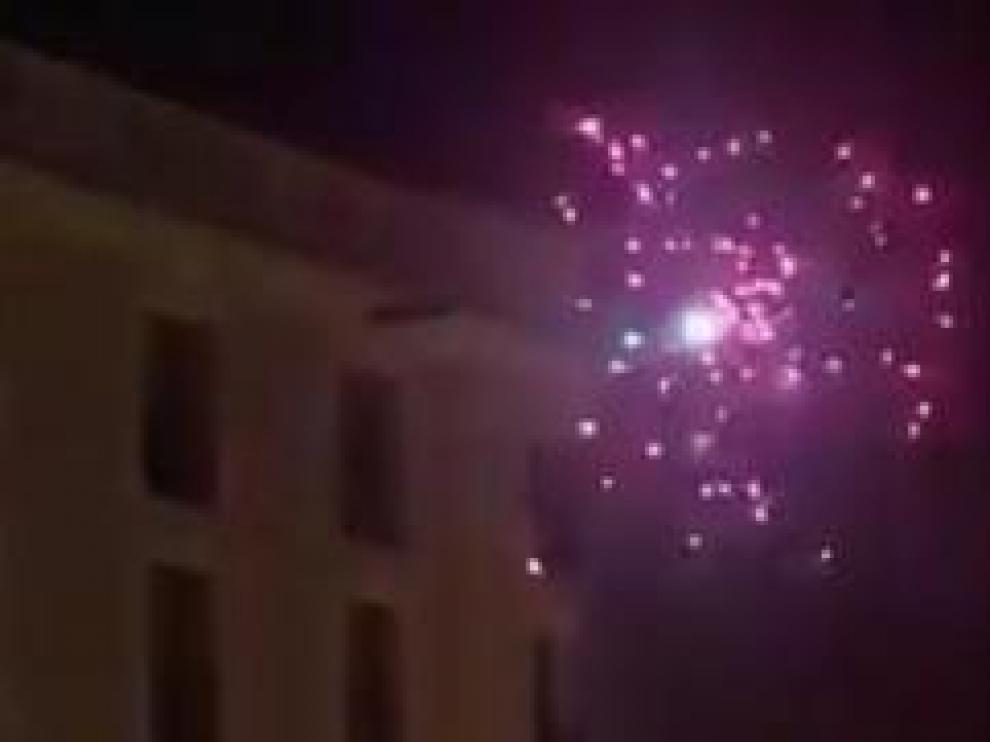 Momento en el que los manifestantes lanzaron un fuego pirotécnico contra el helicóptero policial