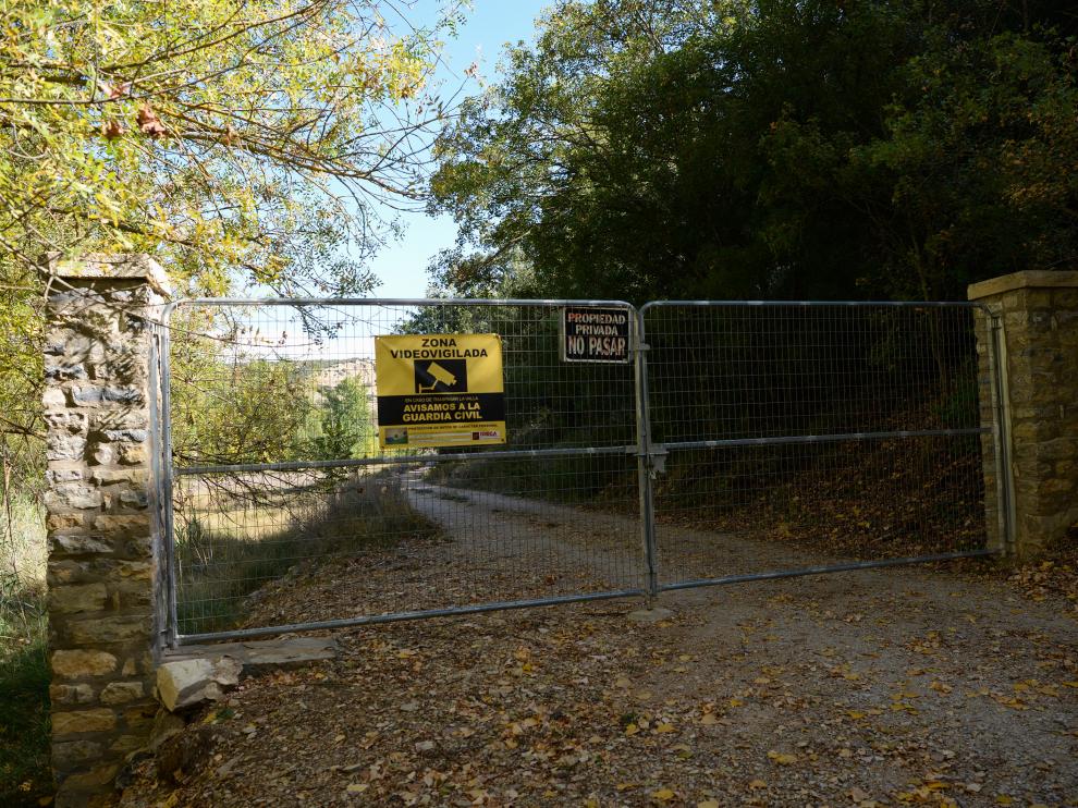 Acceso a la finca de Albarracín que ha desatado la polémica.