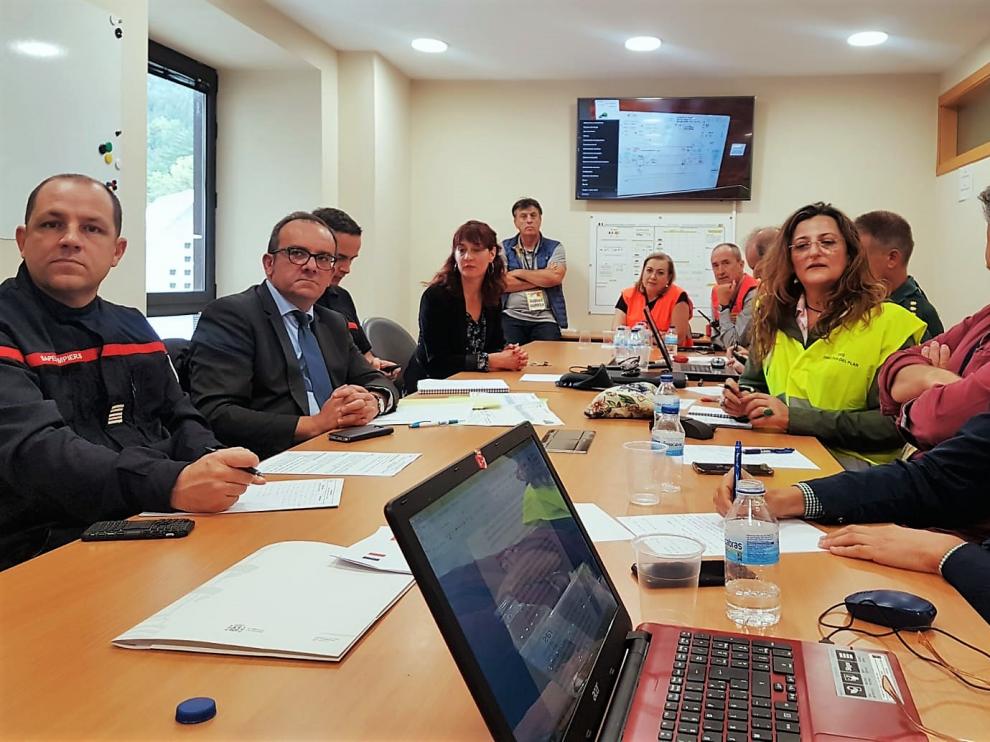 La Subdelegada del Gobierno en Huesca y el Subprefecto de Oloron Sainte Marie, con otros participantes, en el puesto de mando del simulacro..