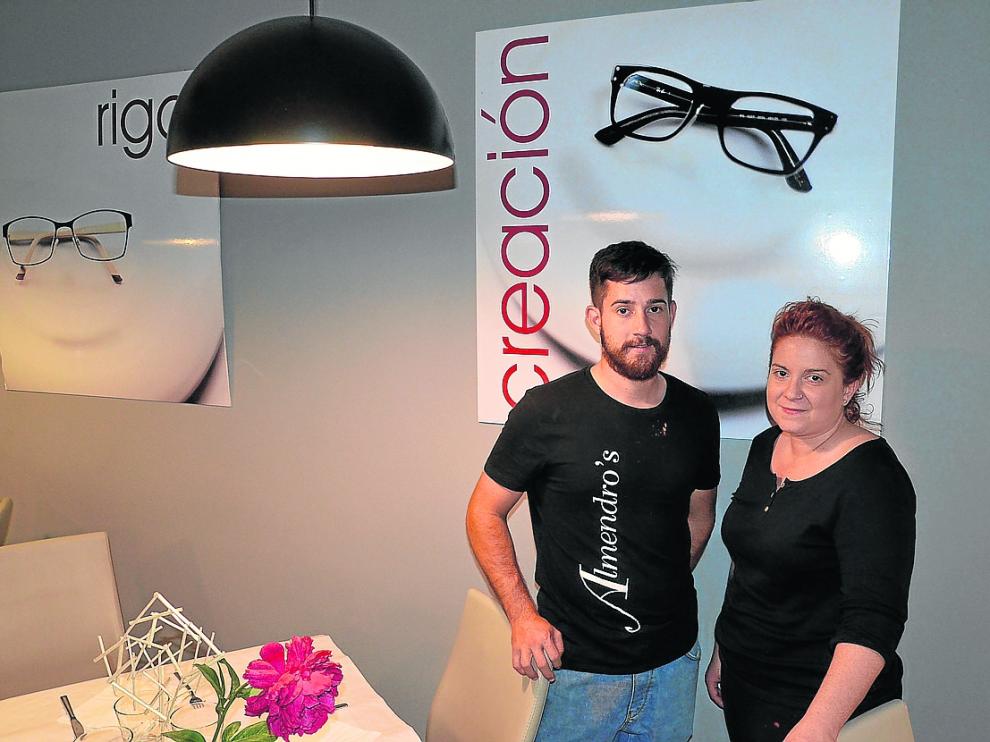 Javier y Olga Gascón, en el comedor del restaurante Almendro’s, en Calanda (Teruel).