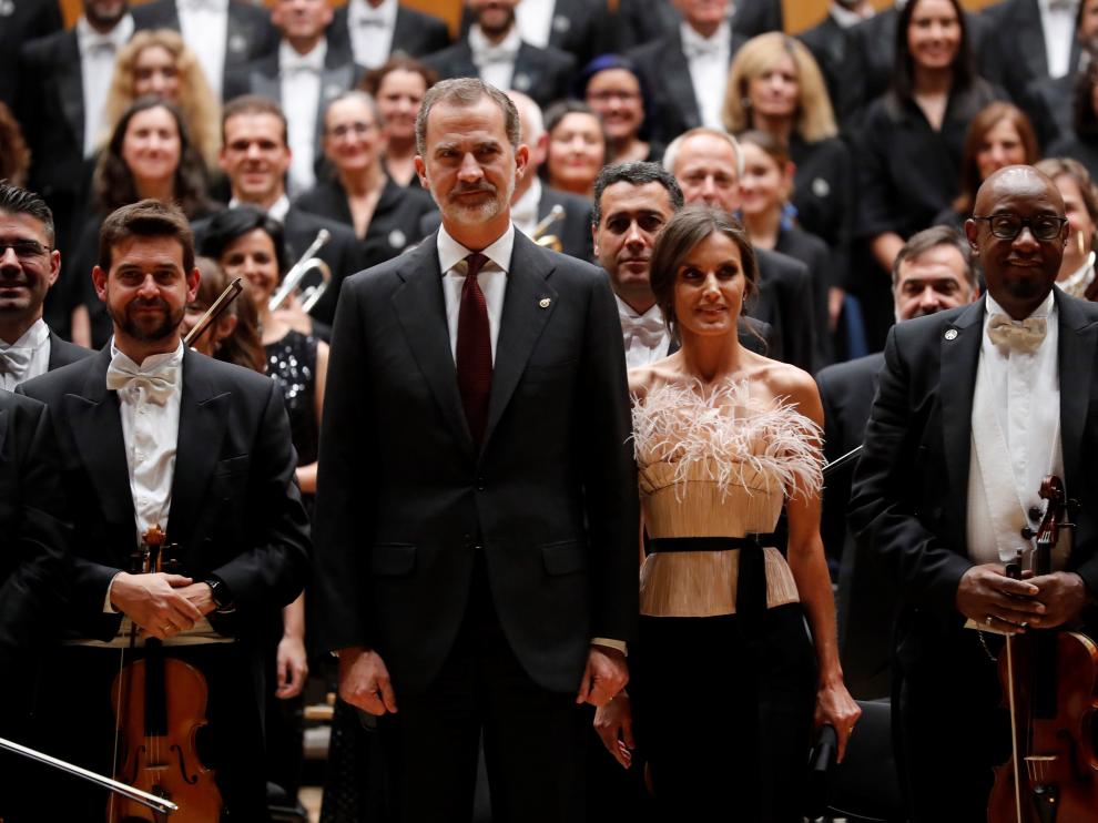 Los reyes posan con la orquesta tras el XXVIII Concierto Premios Princesa de Asturias.