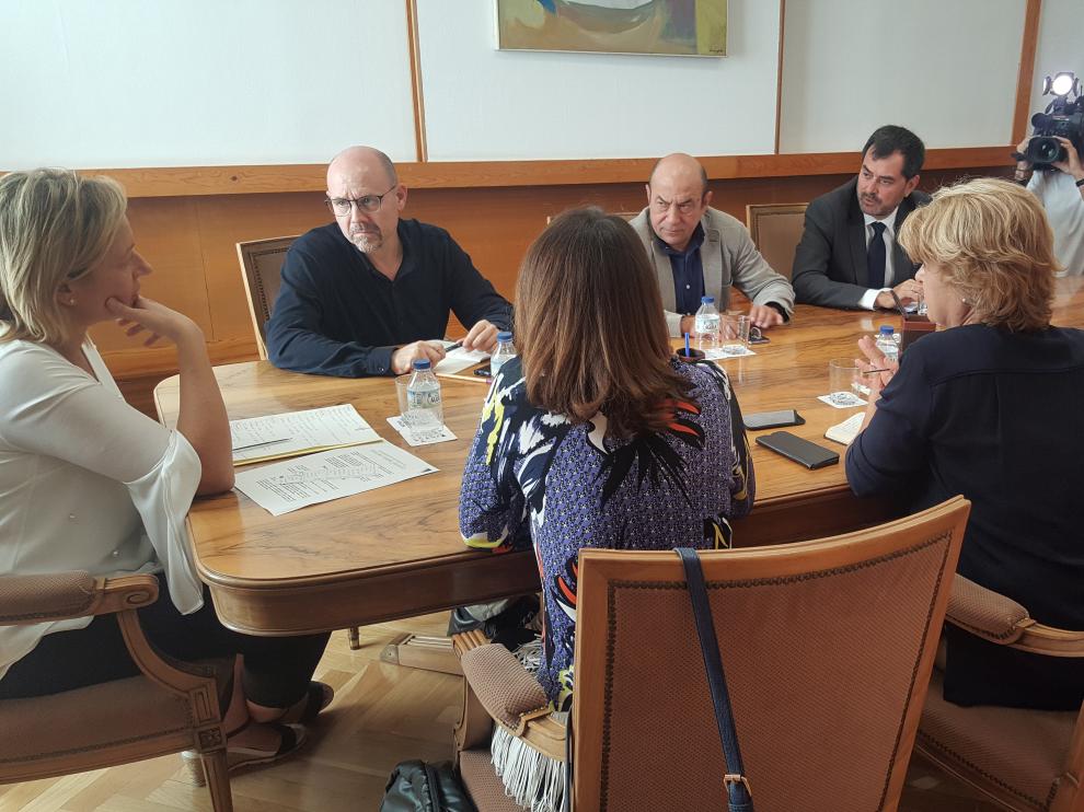 Reunión de la consejera de Economía, Marta Gastón, con los agentes sociales.