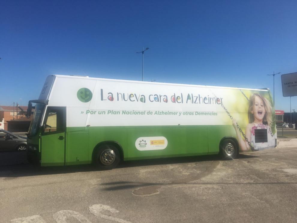 Un autobús recorre Zaragoza para cambiar los estereotipos sobre el alzhéimer.
