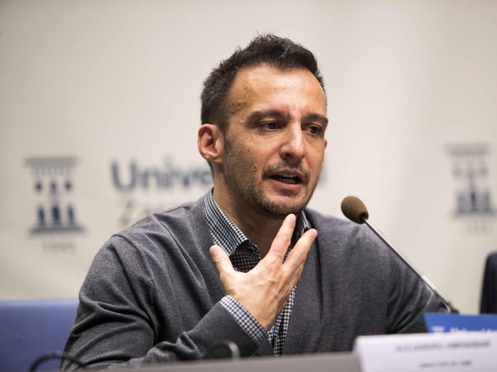 Alejandro Amenábar, en su intervención esta tarde, ante la prensa, en el Paraninfo de Zaragoza.