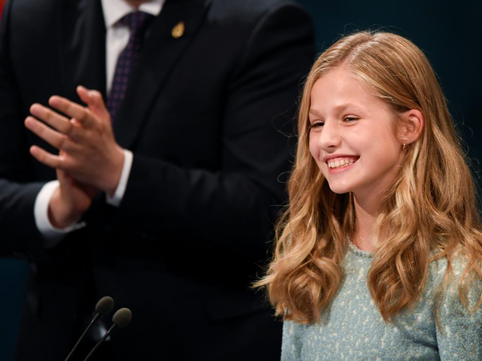 GRAF2762. OVIEDO, 18/10/2019.- La princesa Leonor pronuncia por primera vez su discurso en la ceremonia de entrega de los Premios Princesa de Asturias 2019, este viernes en el Teatro Campoamor de Oviedo. EFE/ Ballesteros CEREMONIA ENTREGA PREMIOS PRINCESA DE ASTURIAS 2019