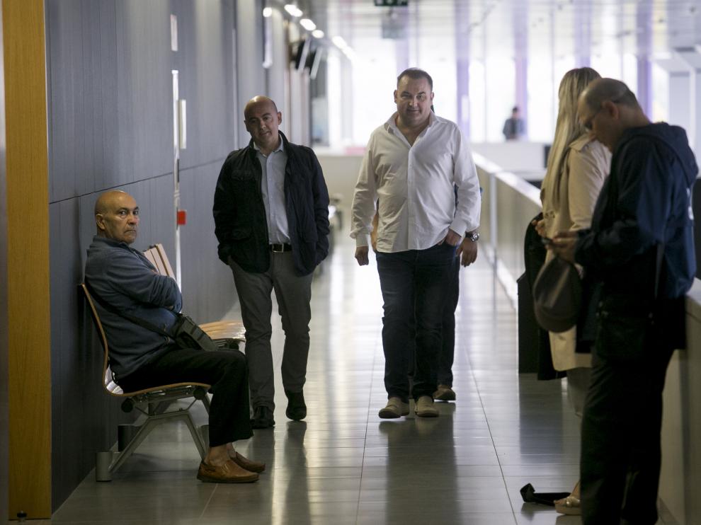 Chabier Mayayo, con camisa blanca, junto a su hermano, ayer,antes del juicio