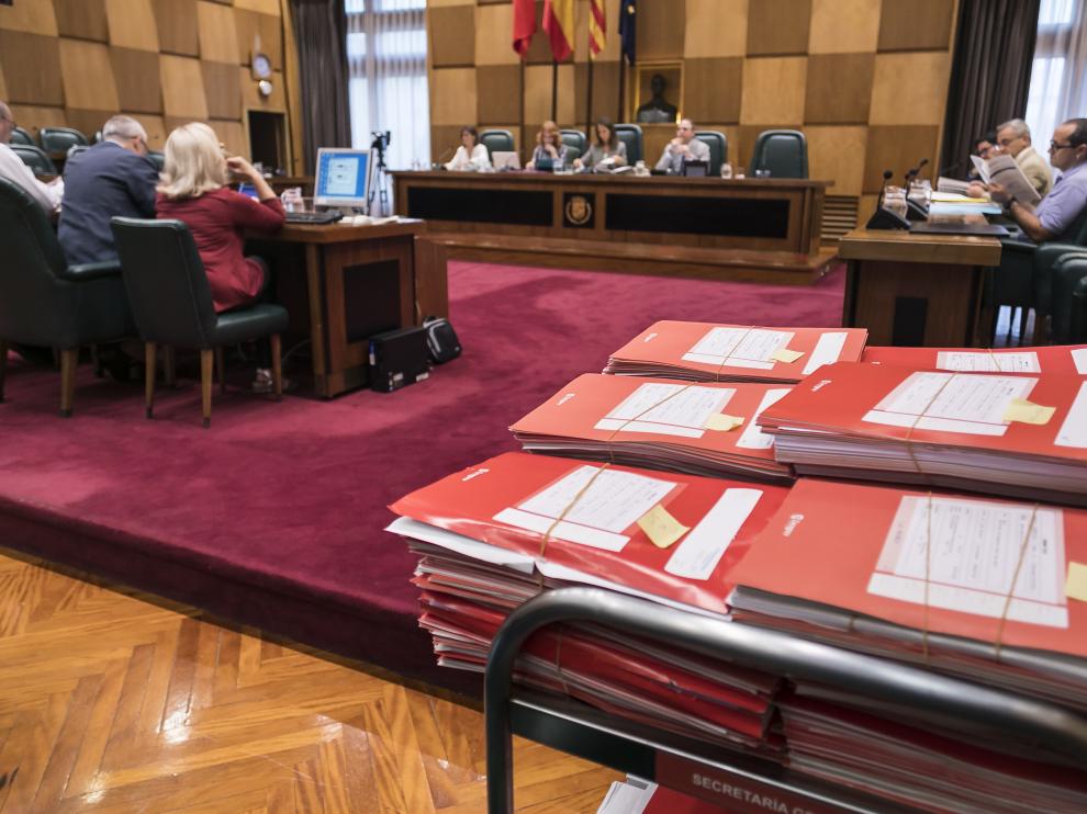 Algunos expedientes en primer plano, durante una reciente comisión de Hacienda.