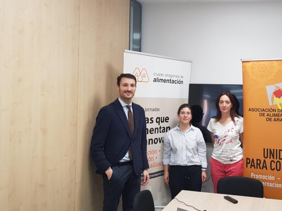 Carlos López (T-ZIR), Irene Cilla (Clúster de la Alimentación de Aragón) y Eva Lázaro (AIAA y Adepaca).