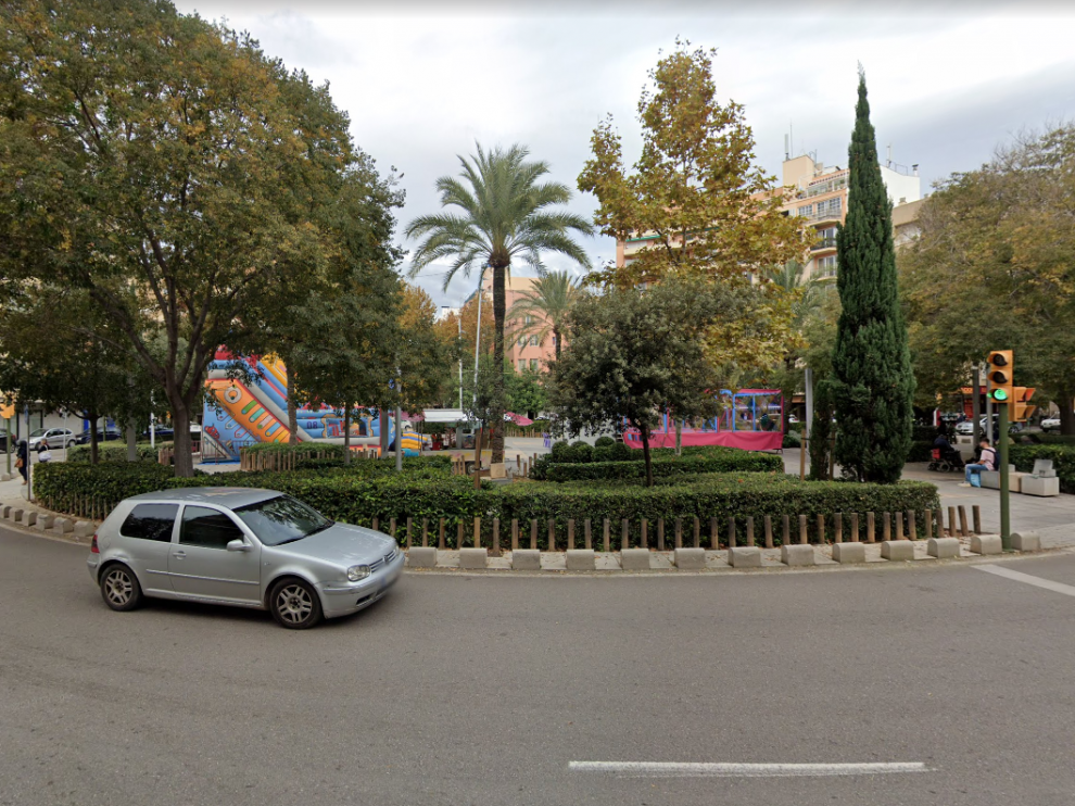 Fue abordado por un grupo de personas en la plaza Miquel Dolç de Palma