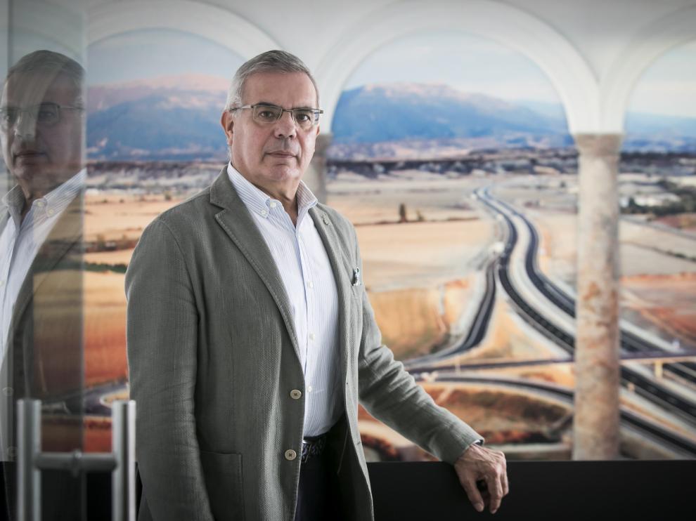 López Guarga con una imagen de la A-23 entre Sabiñánigo y Jaca en las oficinas de la Demarcación de Carreteras en Zaragoza.