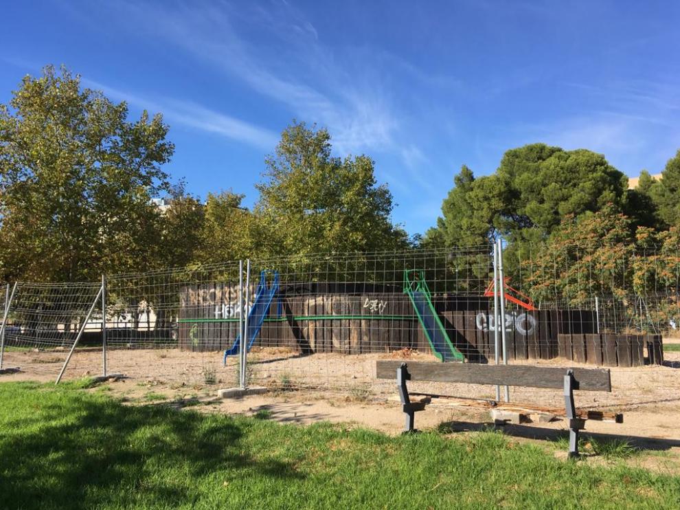 Parque infantil cerrado en el barrio Jesús.