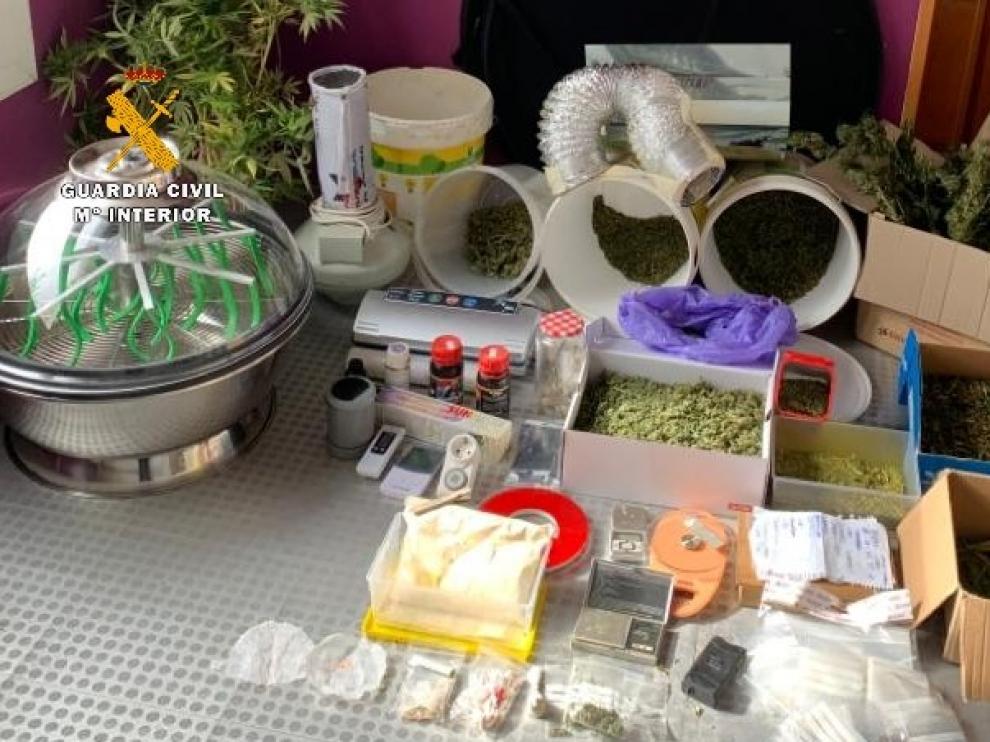 Sustancias y material incautados en la vivienda.