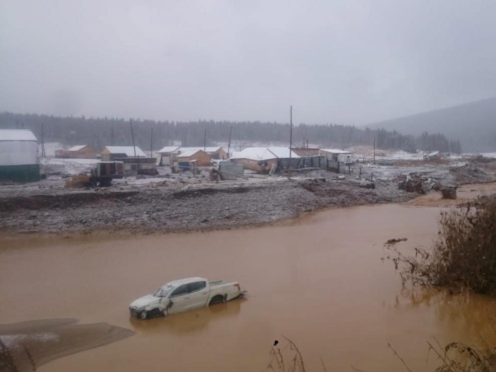 Al menos 15 muertos y 13 desaparecidos al derrumbarse una presa en la región siberiana de Krasnoyarsk.