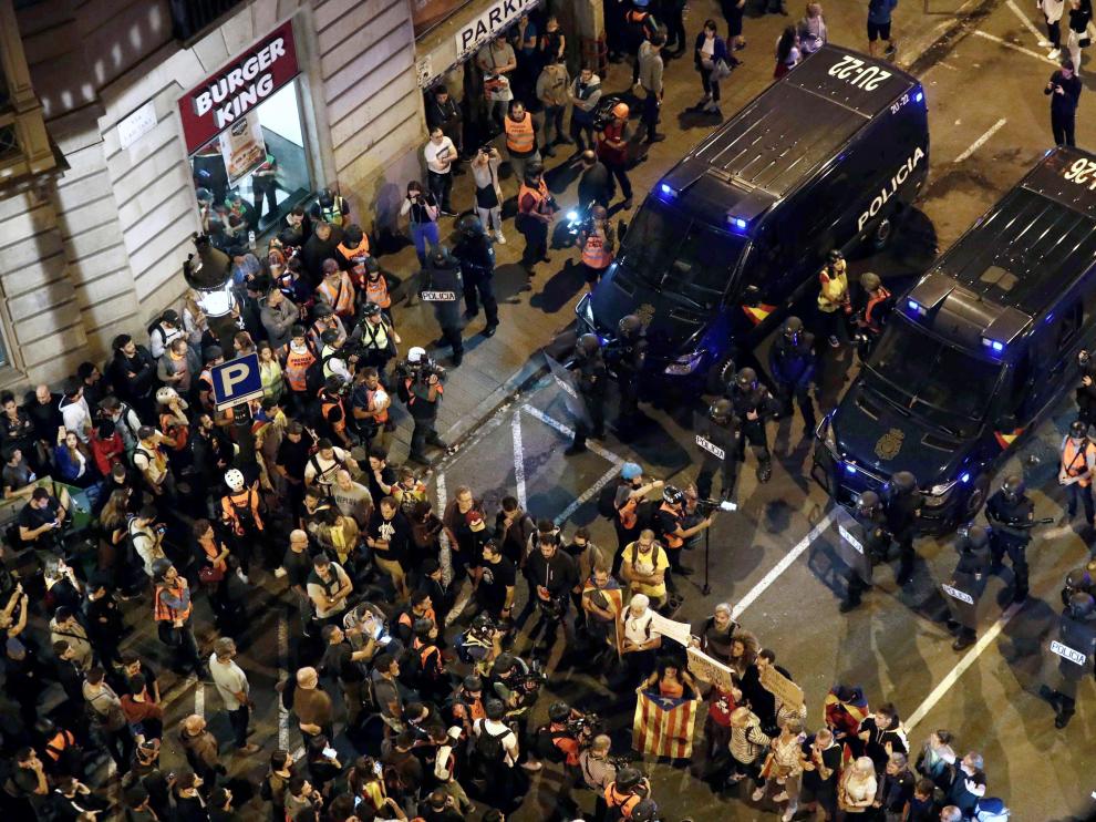 Centenares de personas frente a la Policía en Vía Laietana