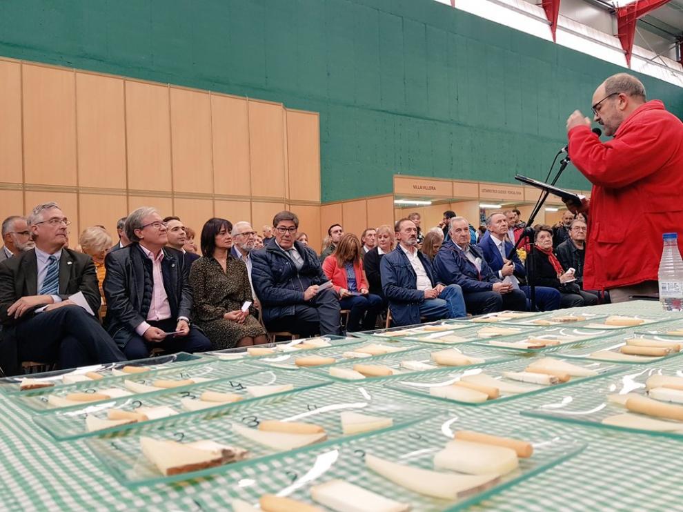 Las autoridades, en la carpa donde se degustan los quesos a concurso.