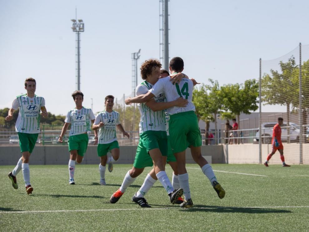 Jugadores de El Olivar Liga Nacional celebran un tanto.