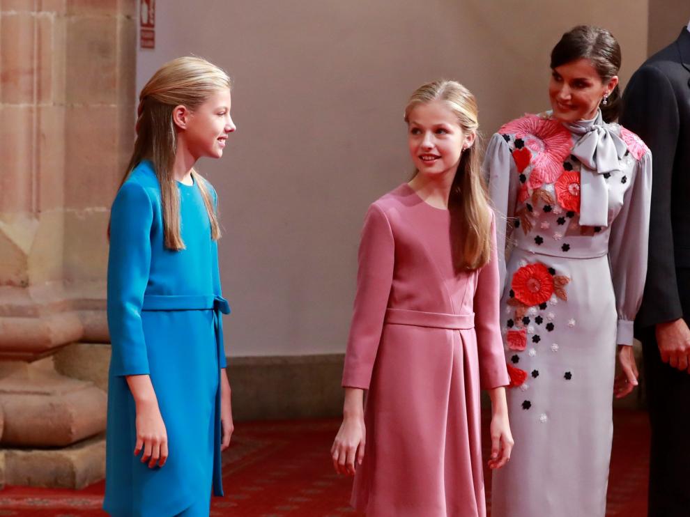 La reina Letizia, con un vestido de la nueva andadura que este año ha iniciado Pertegaz, creada por el modisto de Olba