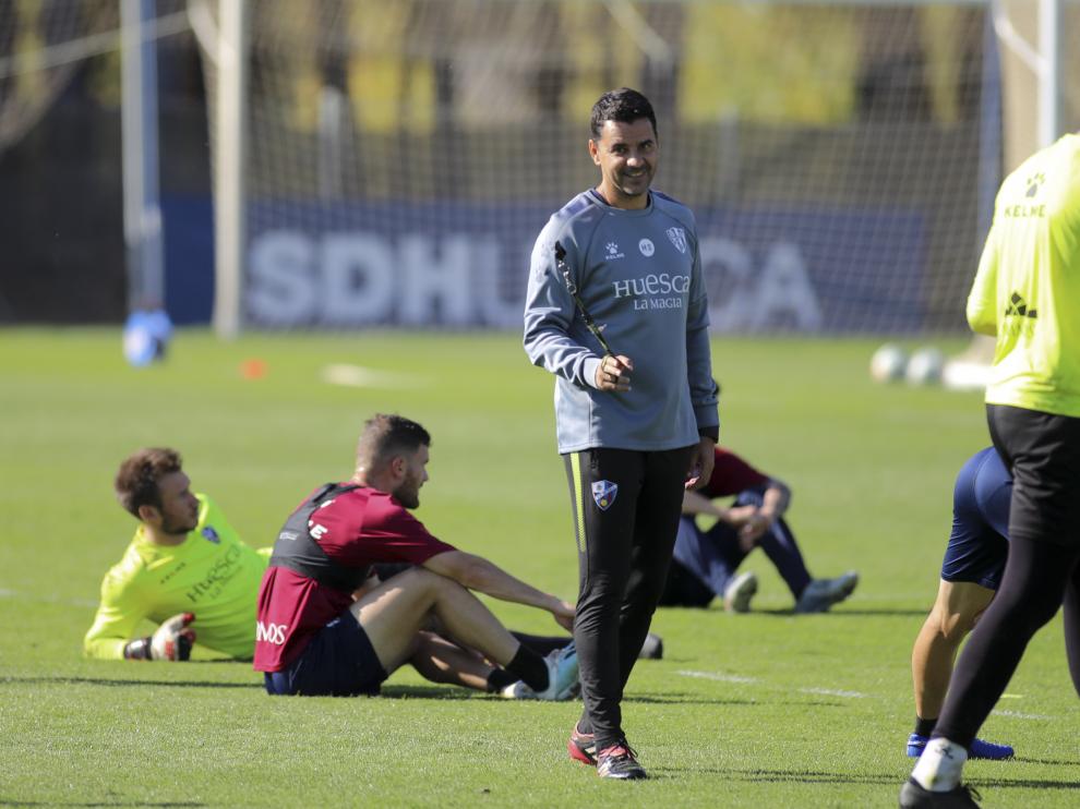 El técnico Míchel Sánchez, durante un entrenamiento de la SD Huesca.