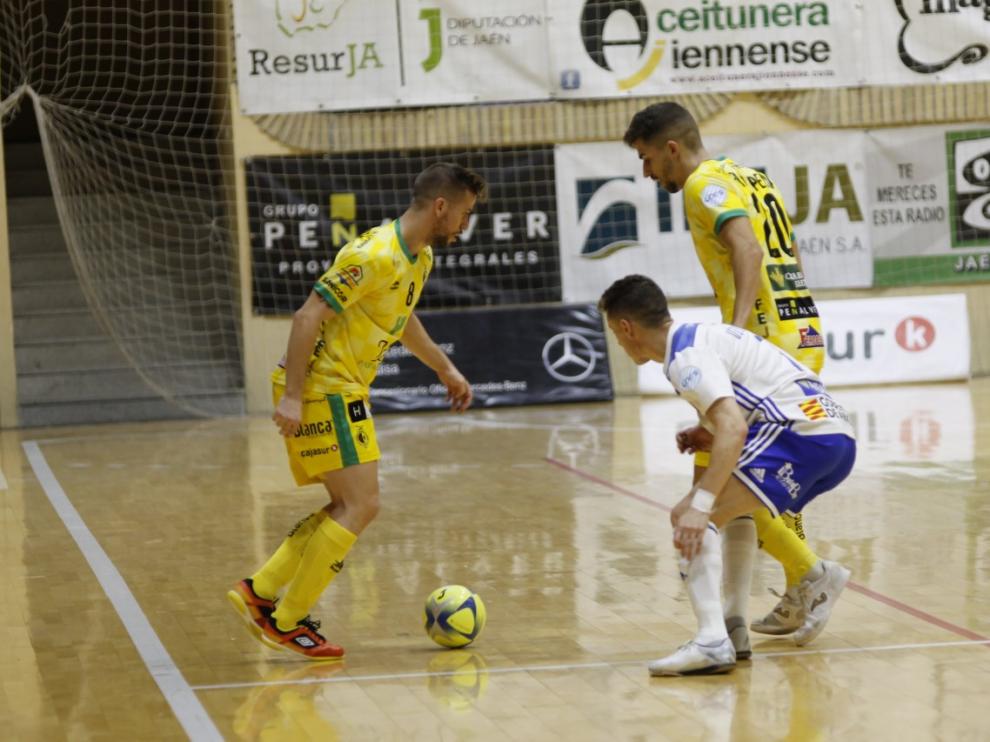 Una acción del partido del Fútbol Emotion Zaragoza y el Jaén de la pasada semana