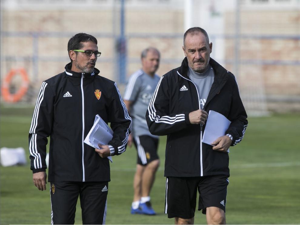 Víctor Fernández y su segundo, José Luis R. Loreto, charlan al inicio del entrenamiento de este sábado.