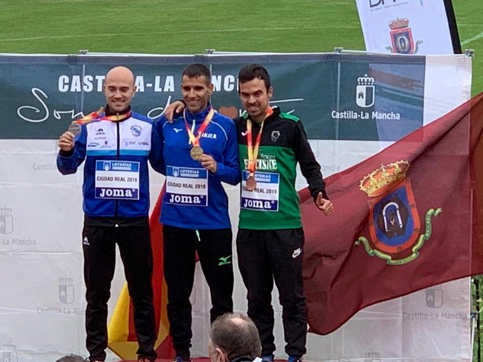 Alberto Puyuelo, a la derecha, en el podio del Campeonato de España de maratón.